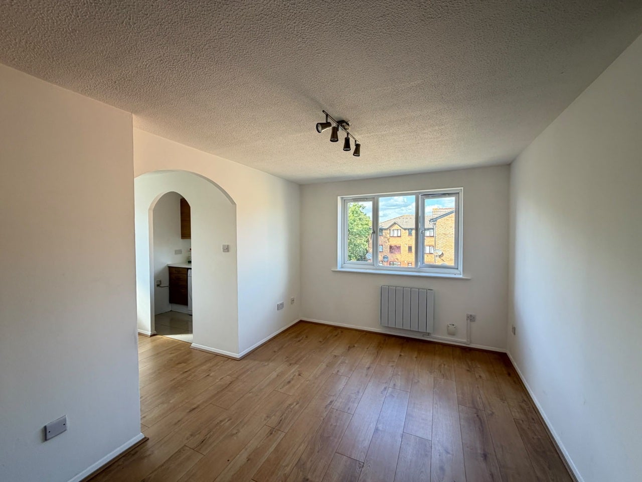 Flat Streamside Close in Greater London
