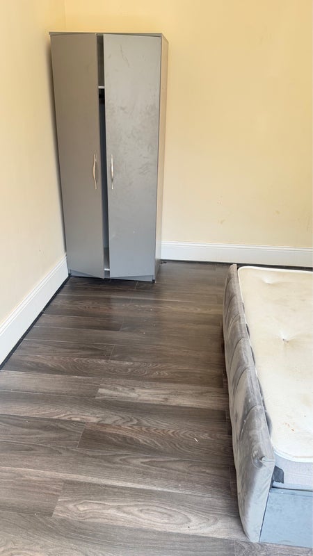 Room Stirling Road in Greater London