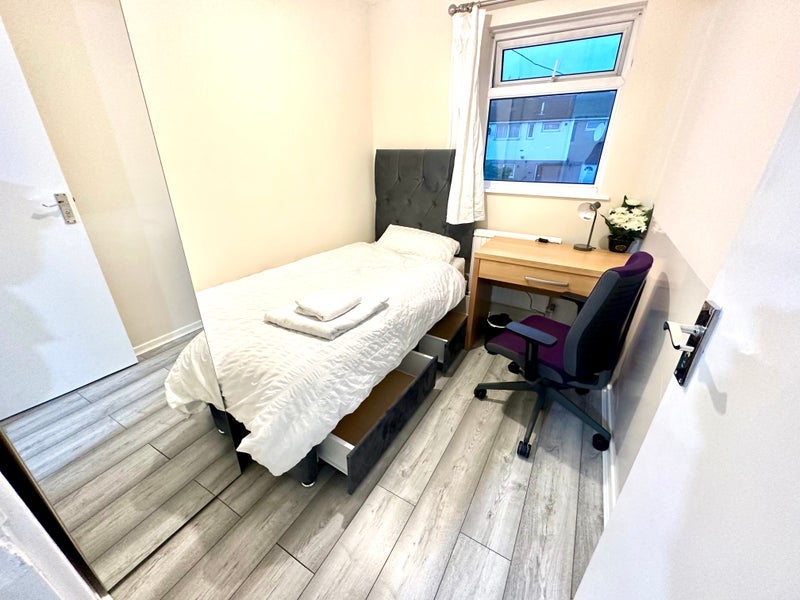Room Freya Grove in Salford