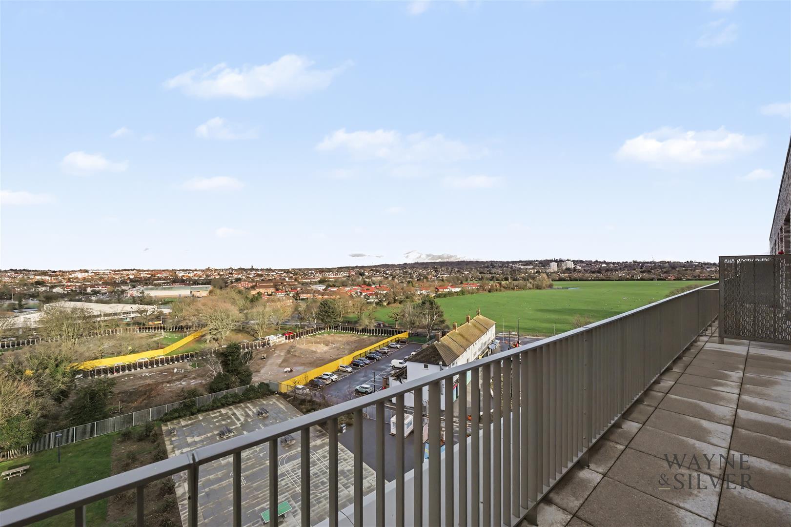 Flat Parkview Avenue in Greater London
