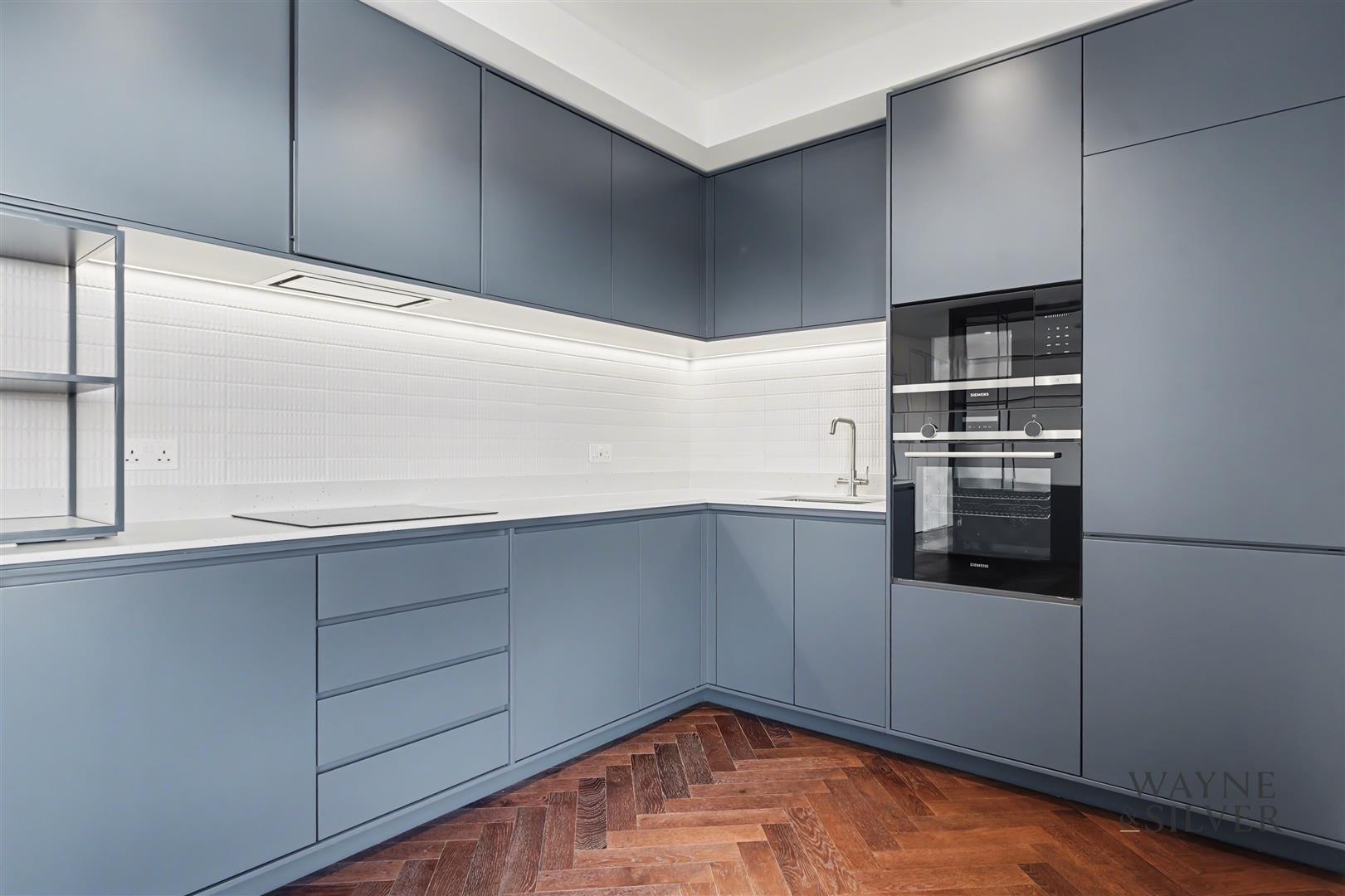 Flat Parkview Avenue in Greater London