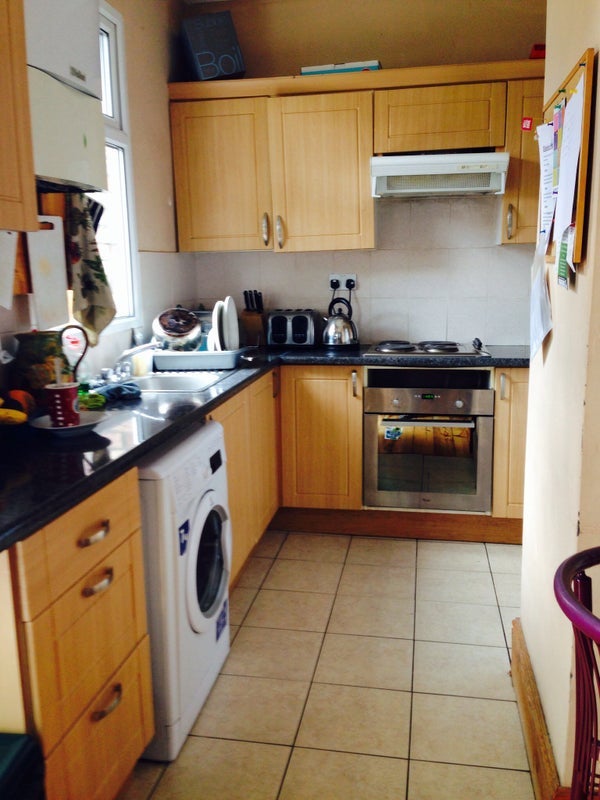 Room Hewitt Avenue in Greater London