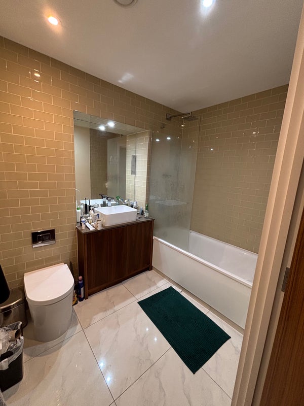 Room Lincoln Plaza in Greater London