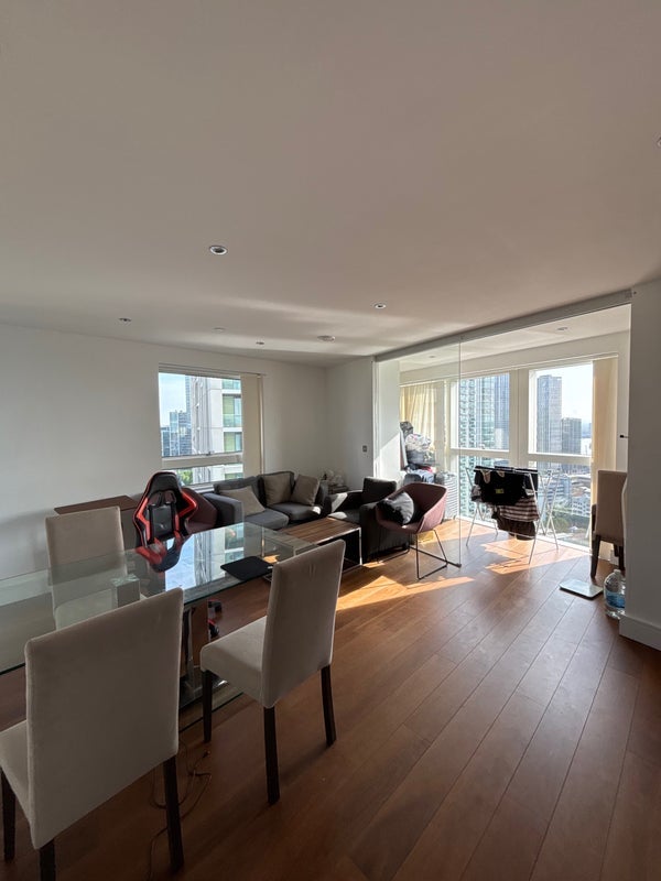 Room Lincoln Plaza in Greater London