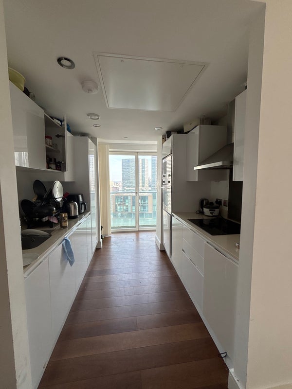 Room Lincoln Plaza in Greater London