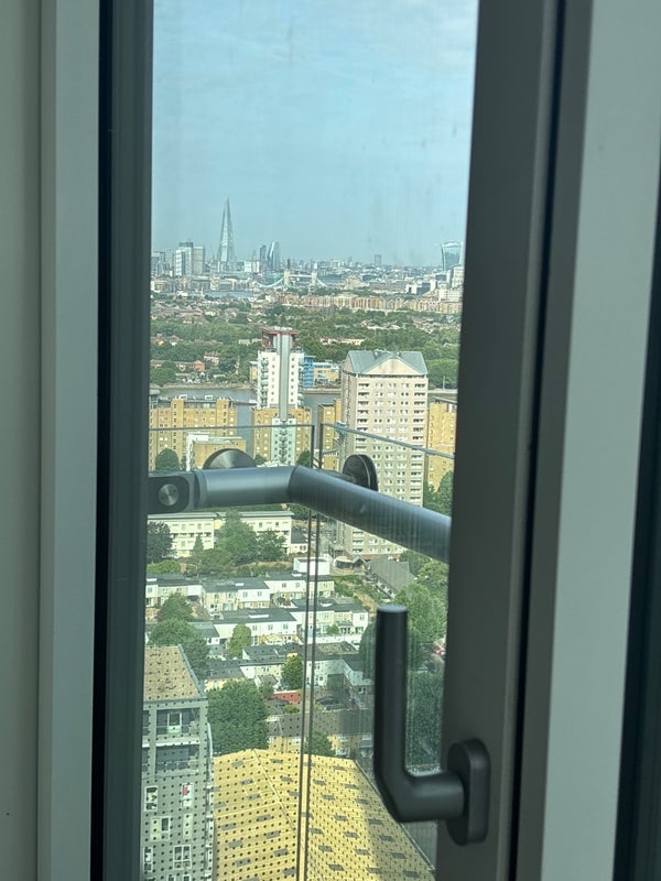 Room Lincoln Plaza in Greater London