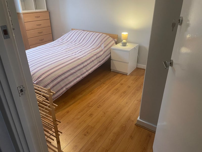 Room Hove Avenue in Greater London