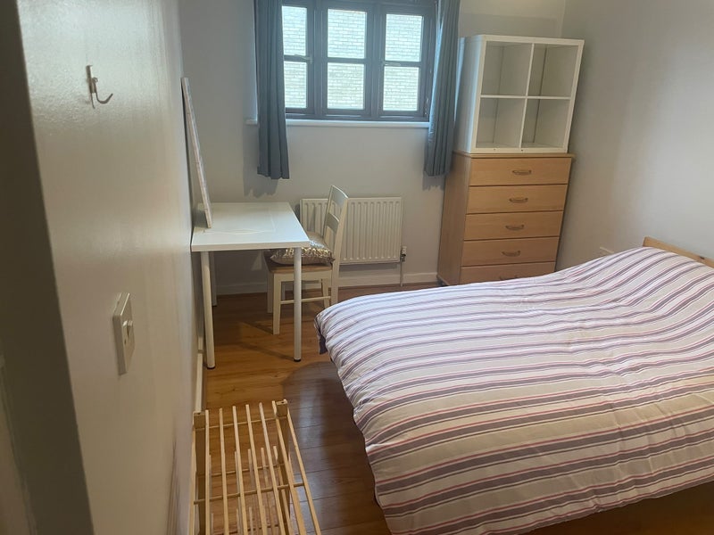 Room Hove Avenue in Greater London