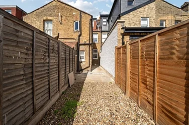 Flat Fielding Road in Greater London