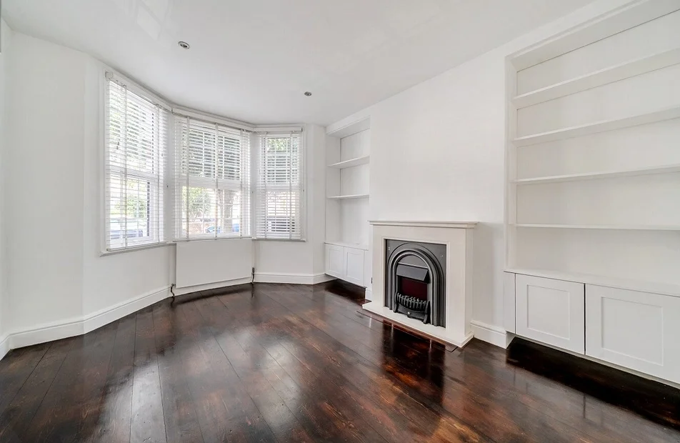 Flat Fielding Road in Greater London
