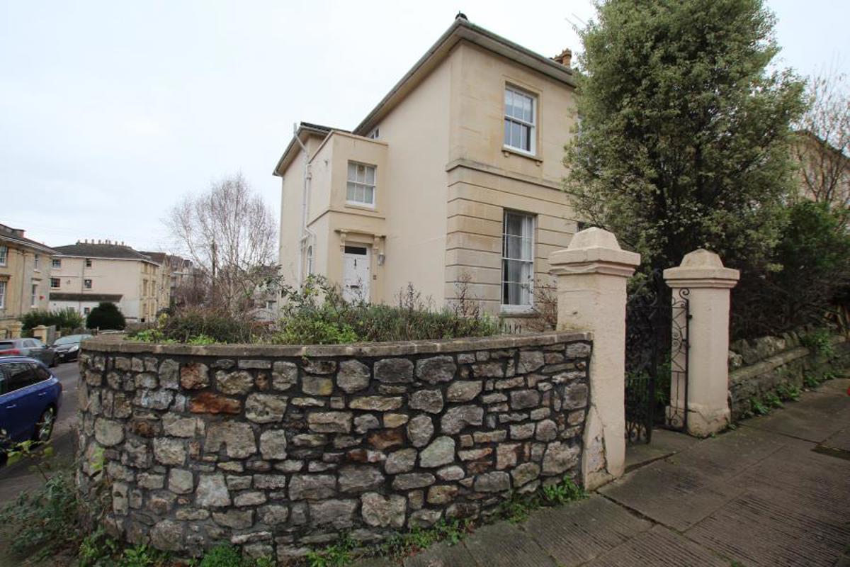 Flat Clare Road in Bristol