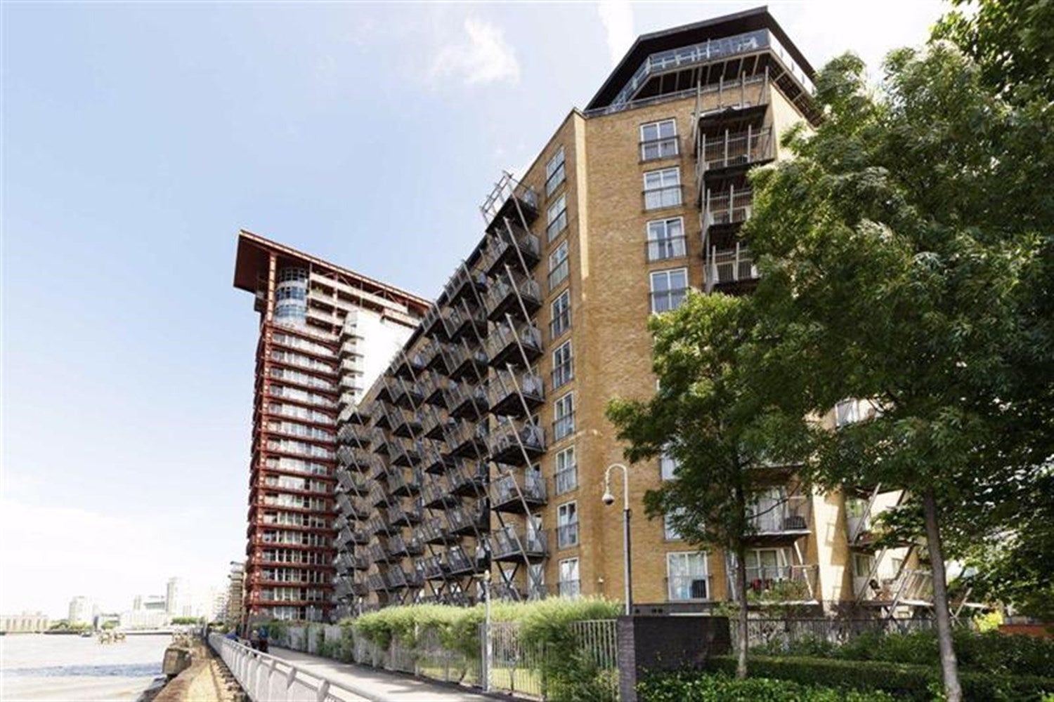 Flat Hutching's Street in Greater London