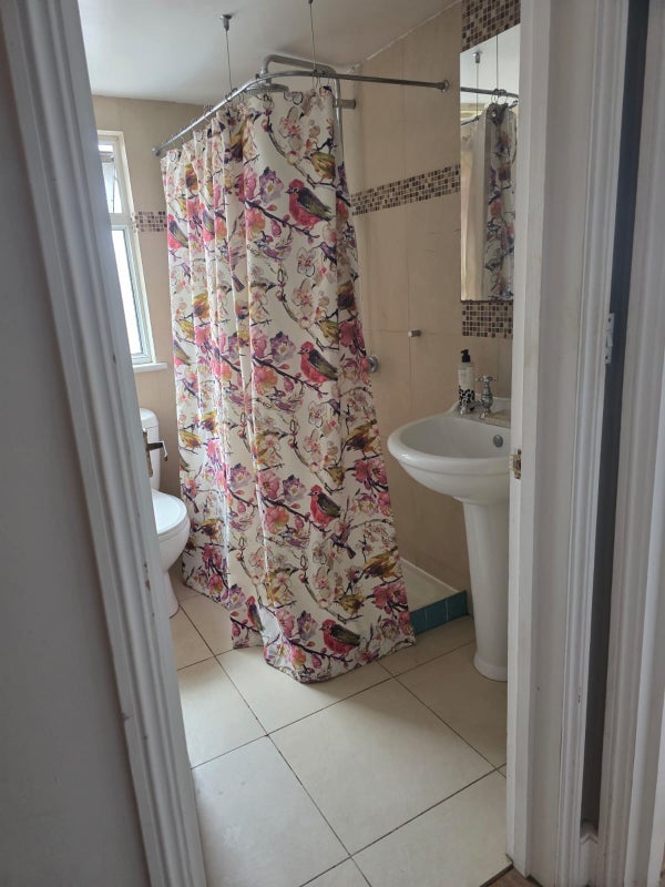 Room Aldbourne Road in Greater London