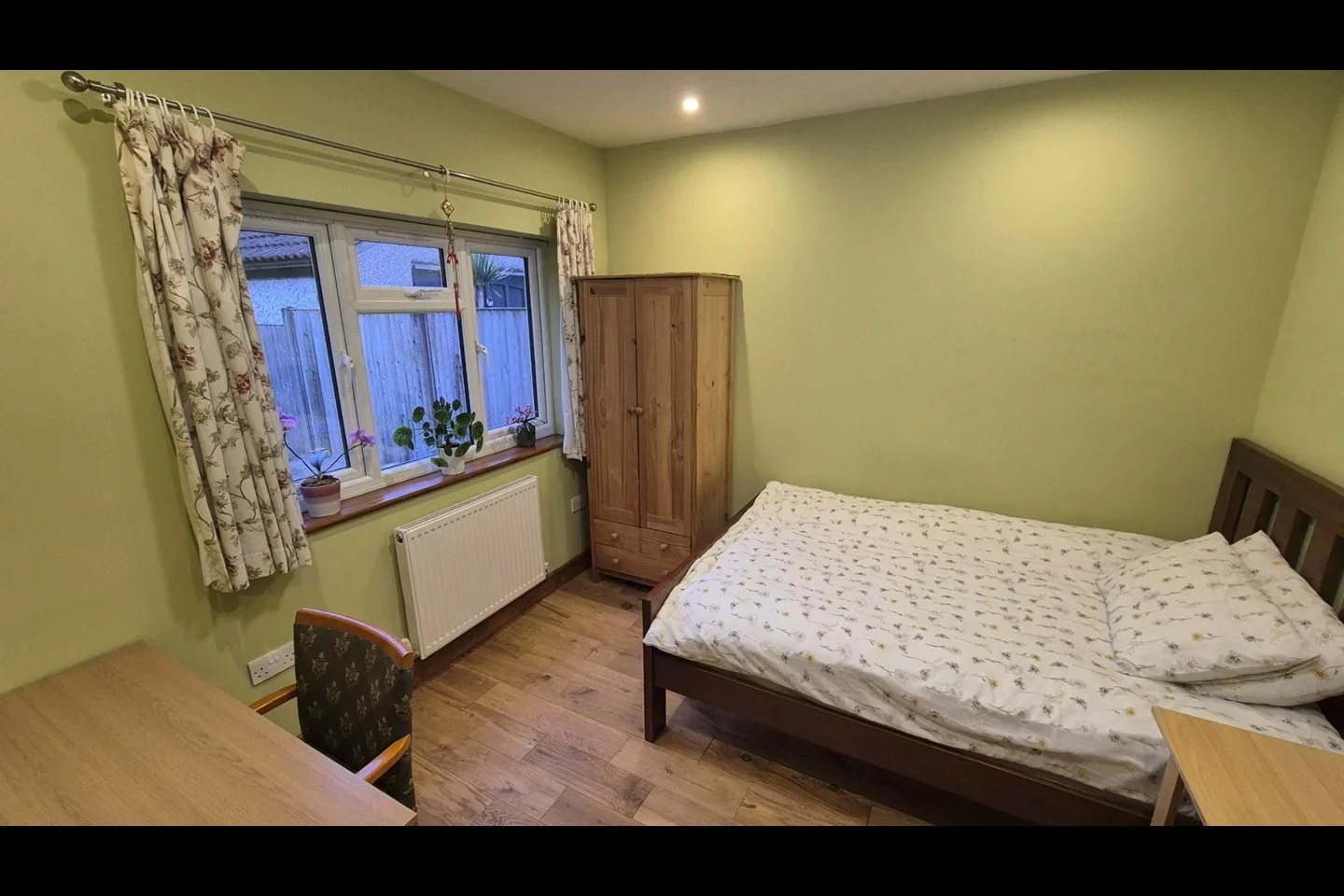 Room Denning Avenue in Greater London