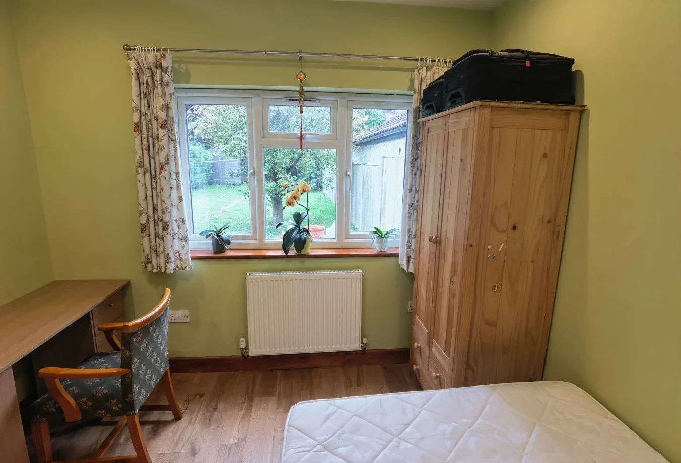 Room Denning Avenue in Greater London