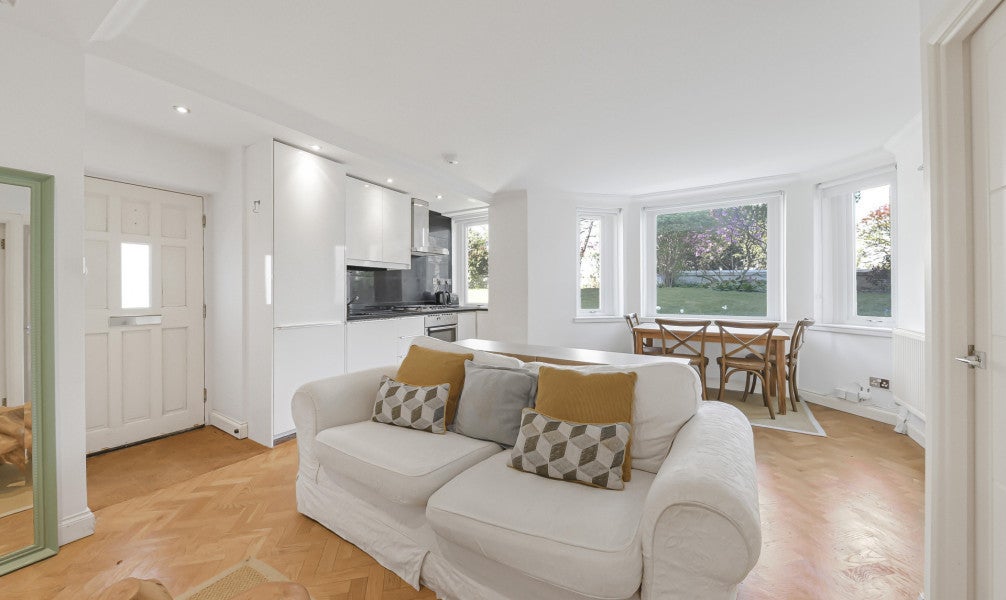Flat Anglesea Road in London