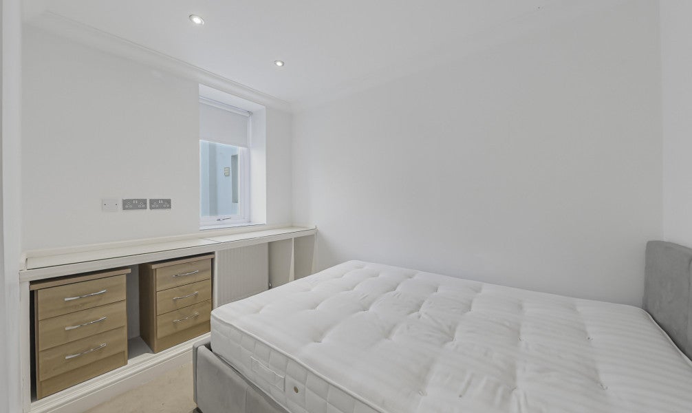 Flat Anglesea Road in London