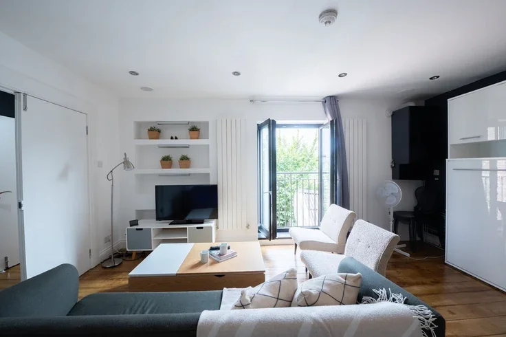 Flat Grimsby Street in Greater London
