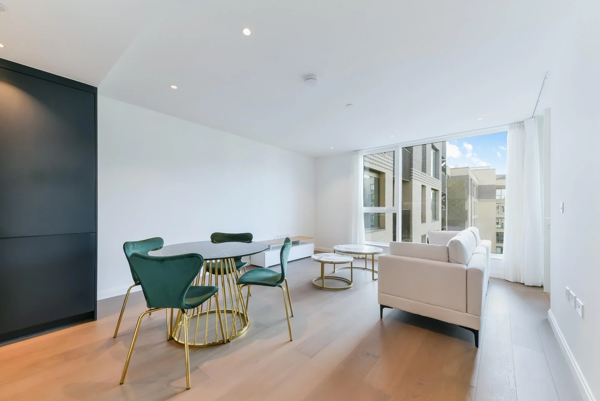 Flat Phoenix Court in Greater London
