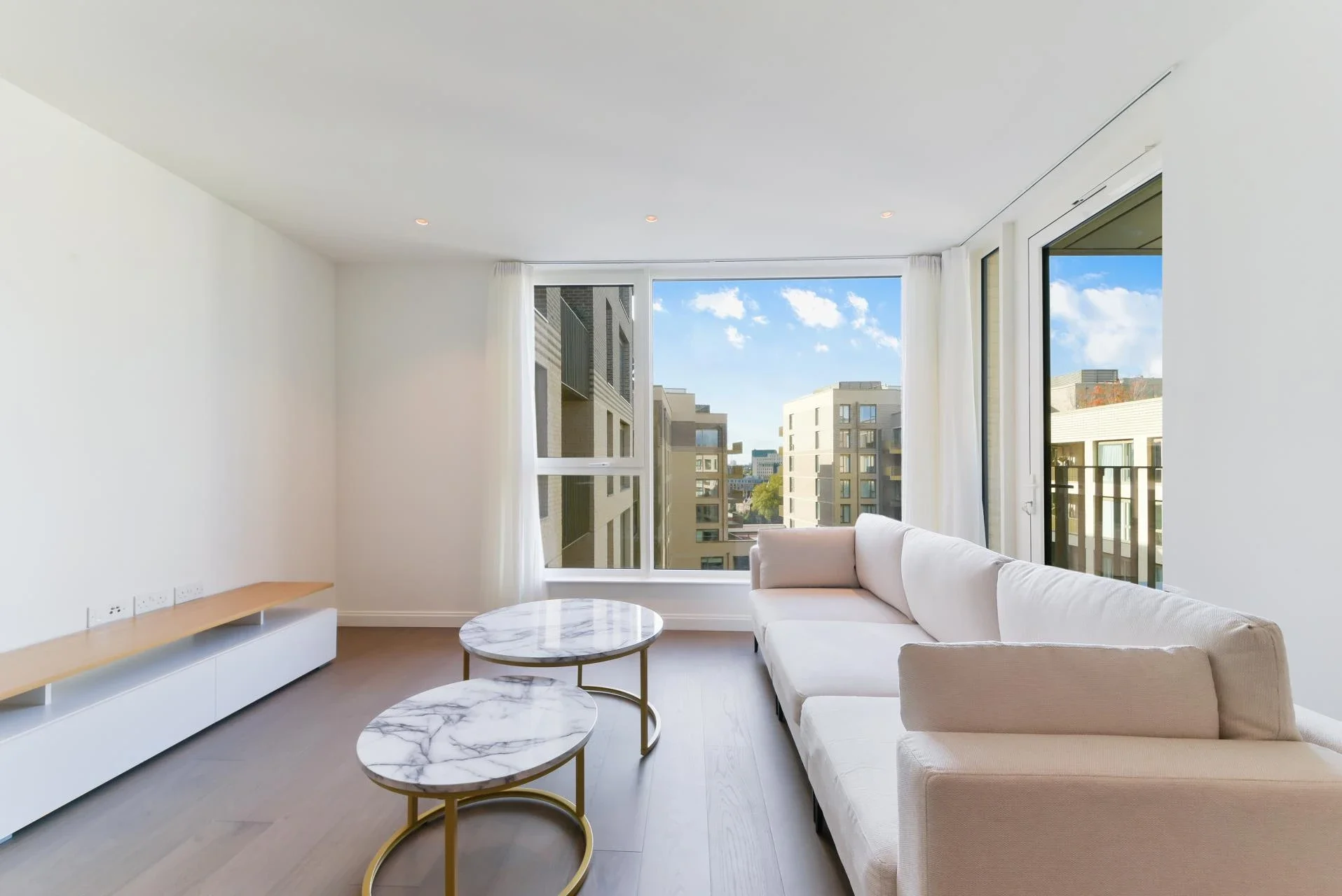 Flat Phoenix Court in Greater London