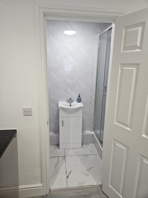 Room Dale Green Road in Greater London