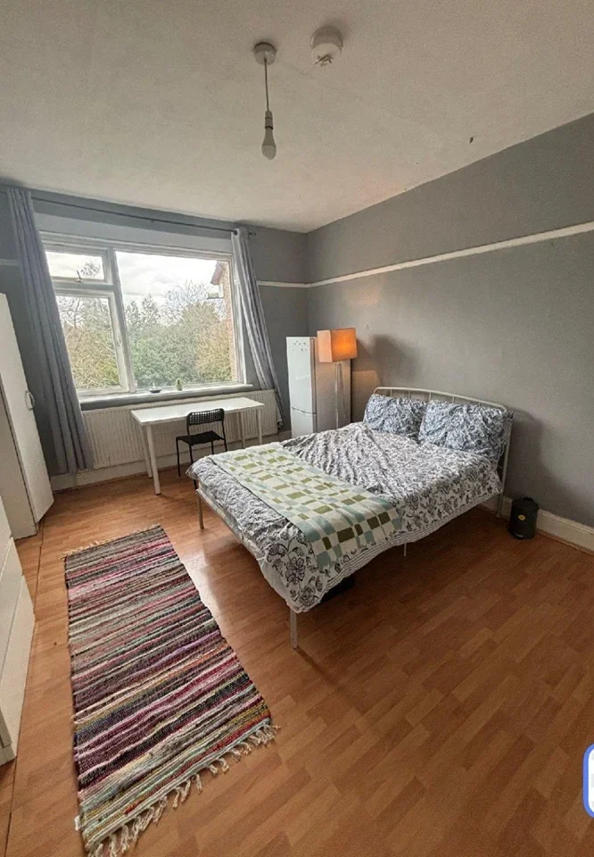 Room East Lane in Greater London