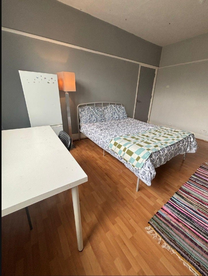 Room East Lane in Greater London