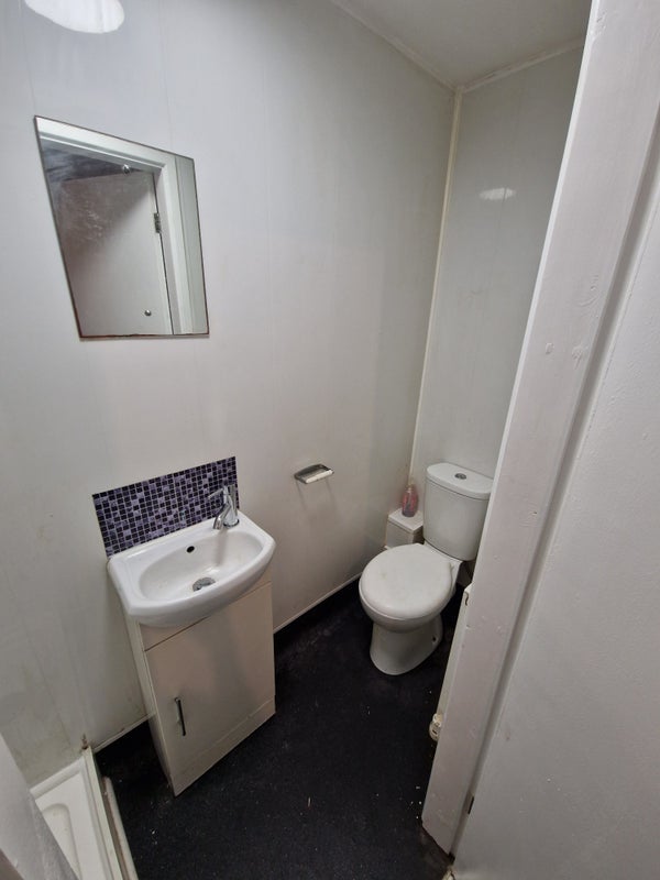 Room Merton Road in Bootle