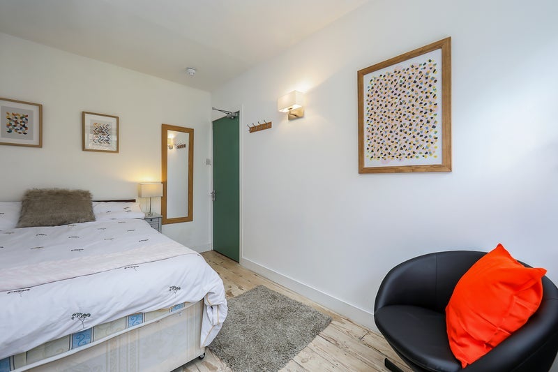 Room Hamlet Gardens in Greater London