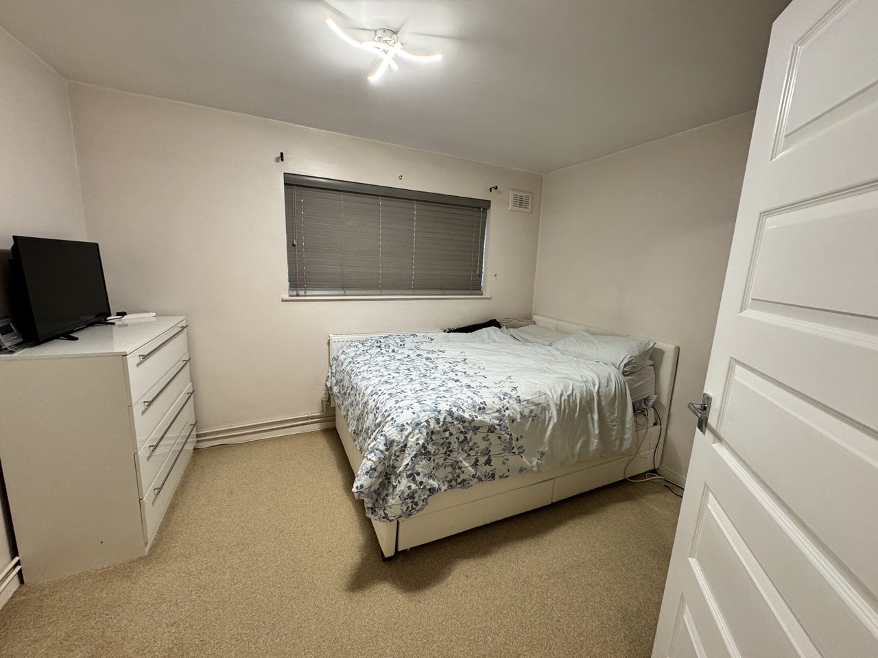 Room Nash Road in Greater London