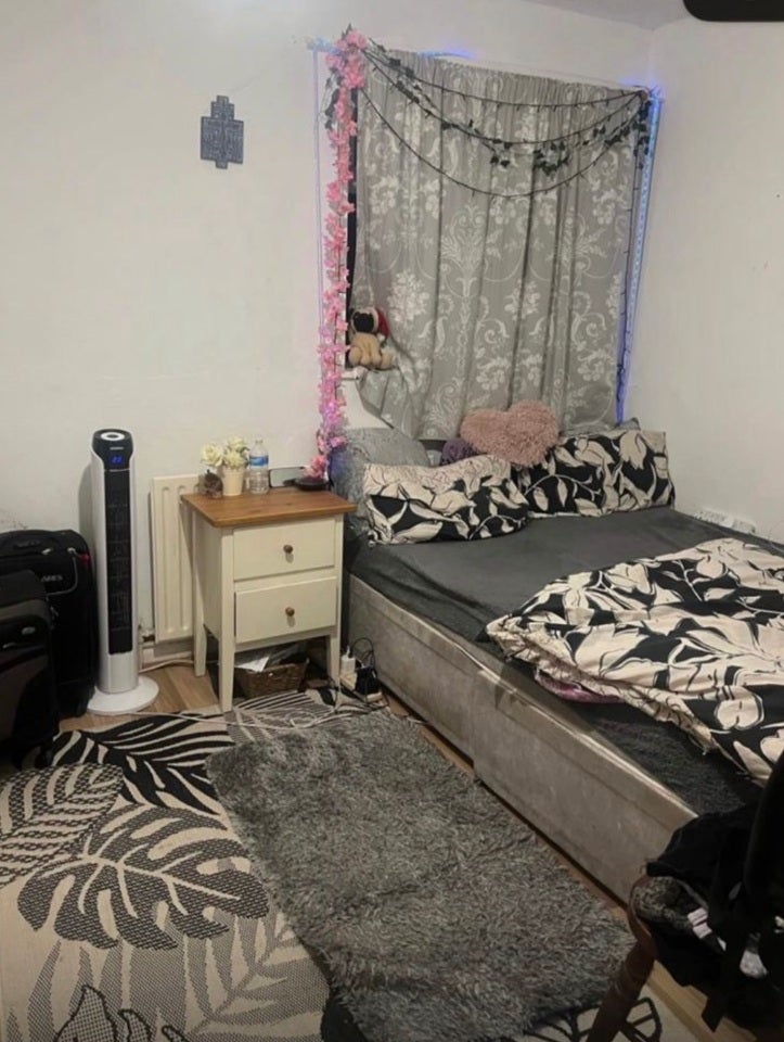 Room Desford Way in Borough of Spelthorne