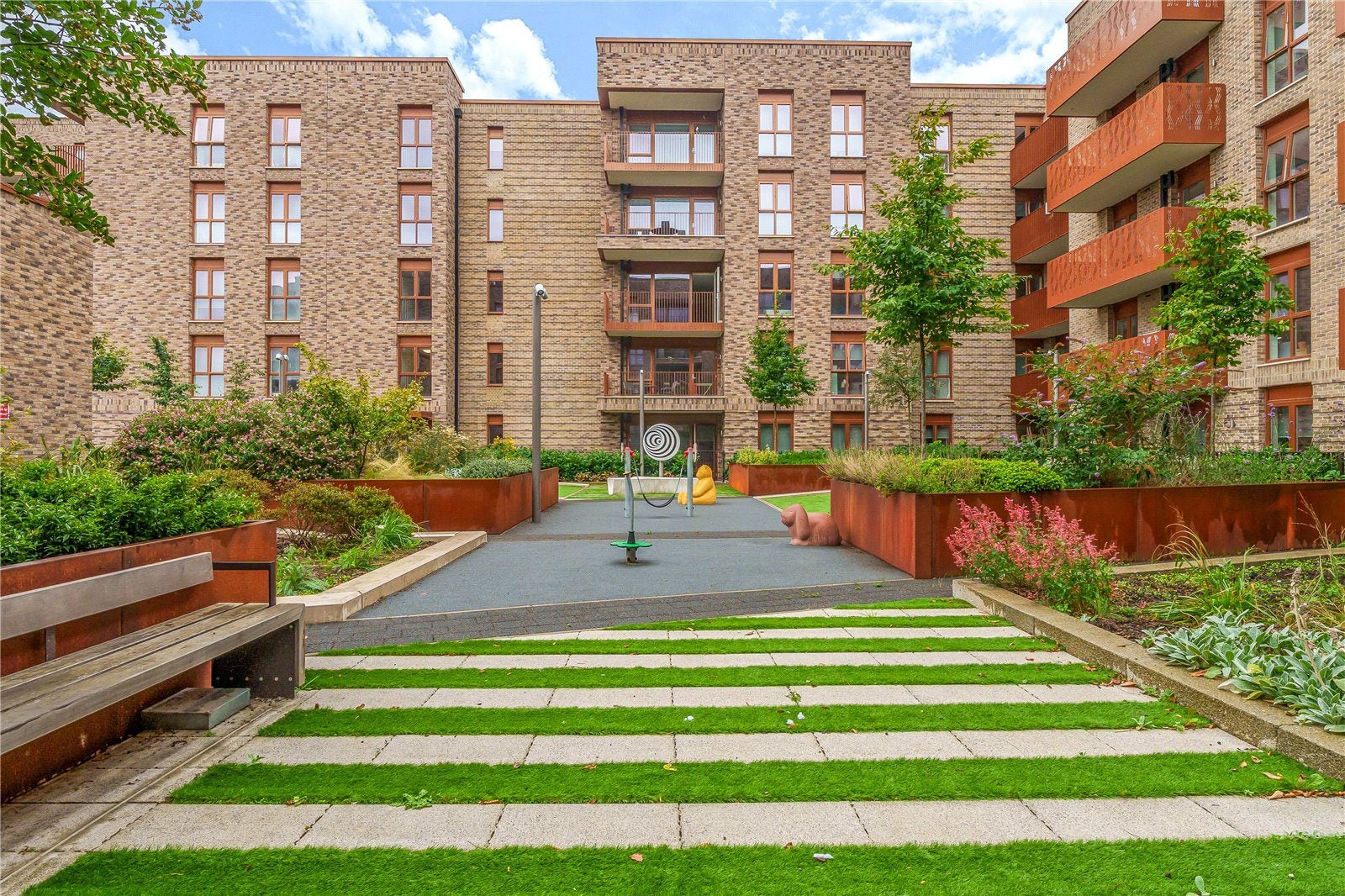 Flat Fresh Wharf Road in Greater London