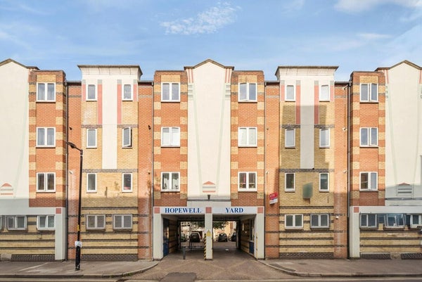 Flat Houseman Way in London Borough of Southwark