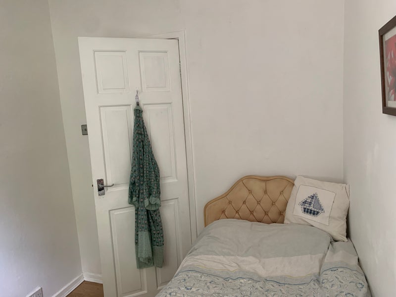 Room Queenswood Drive in Leeds