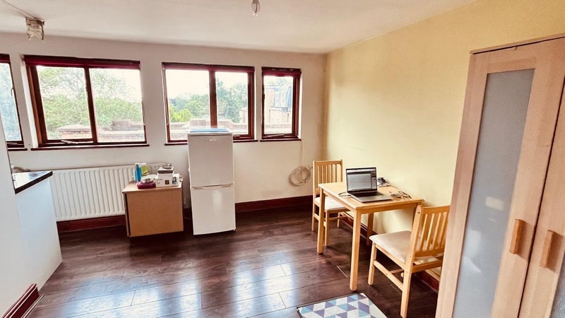 Room Addiscombe Court Road in Greater London