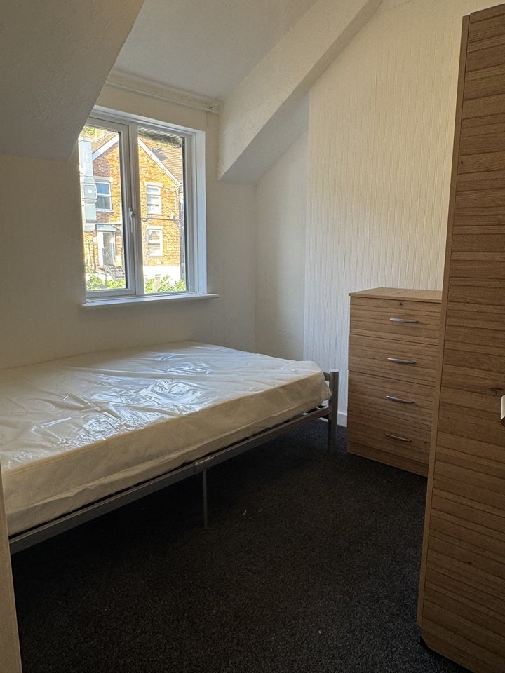 Room Station Road in Greater London
