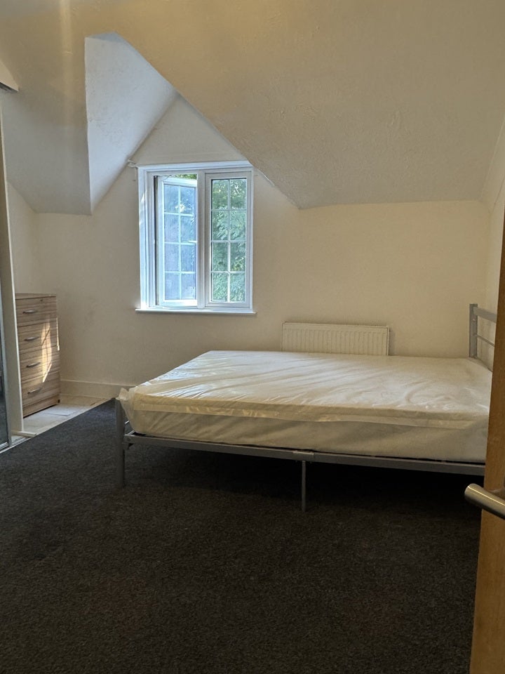 Room Station Road in Greater London