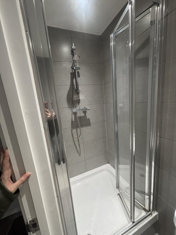Room Barnfield Place in Greater London