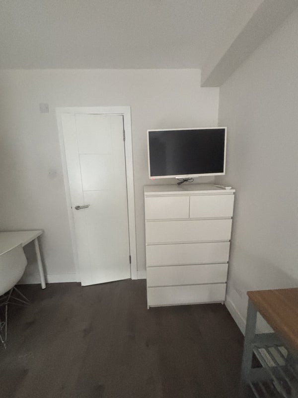 Room Barnfield Place in Greater London