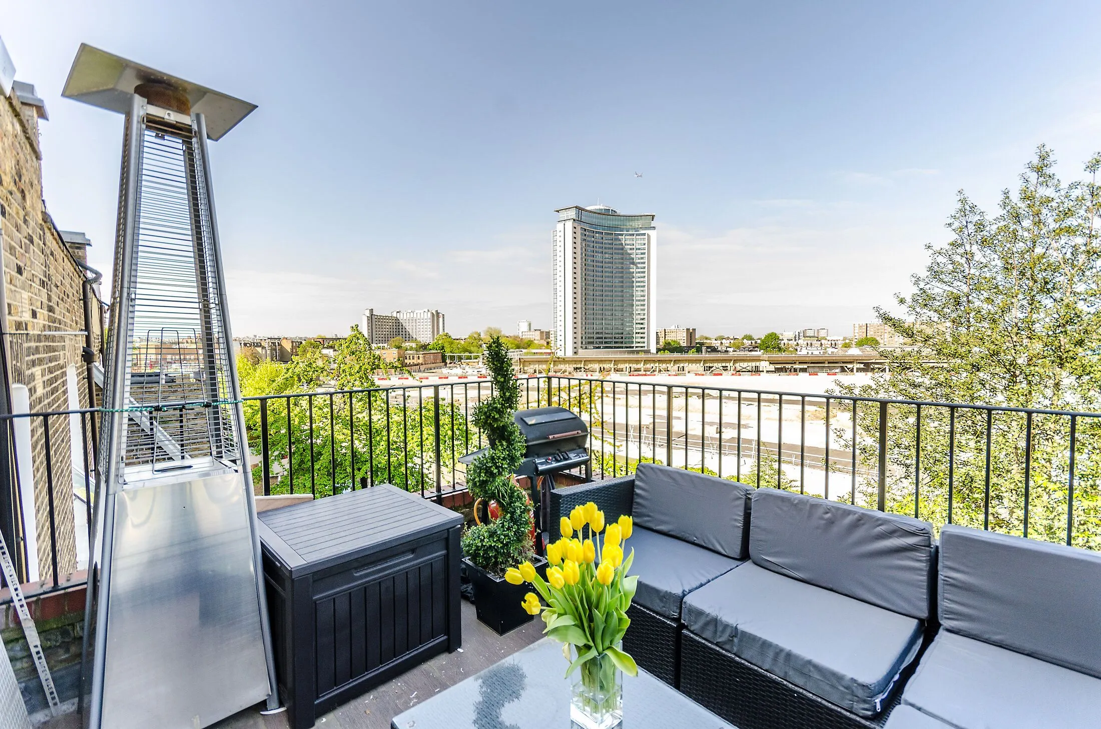 Flat Eardley Crescent in Greater London