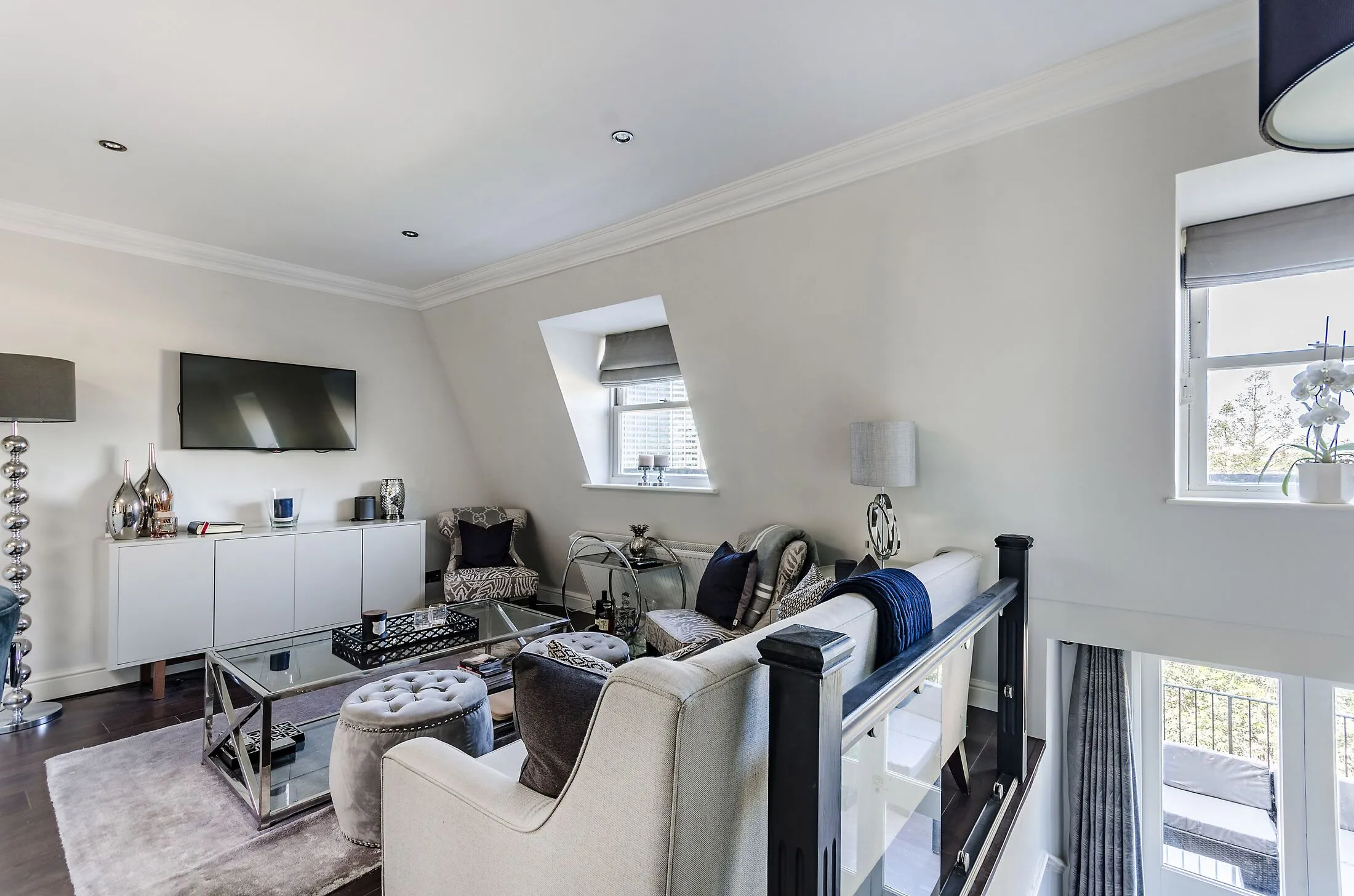Flat Eardley Crescent in Greater London