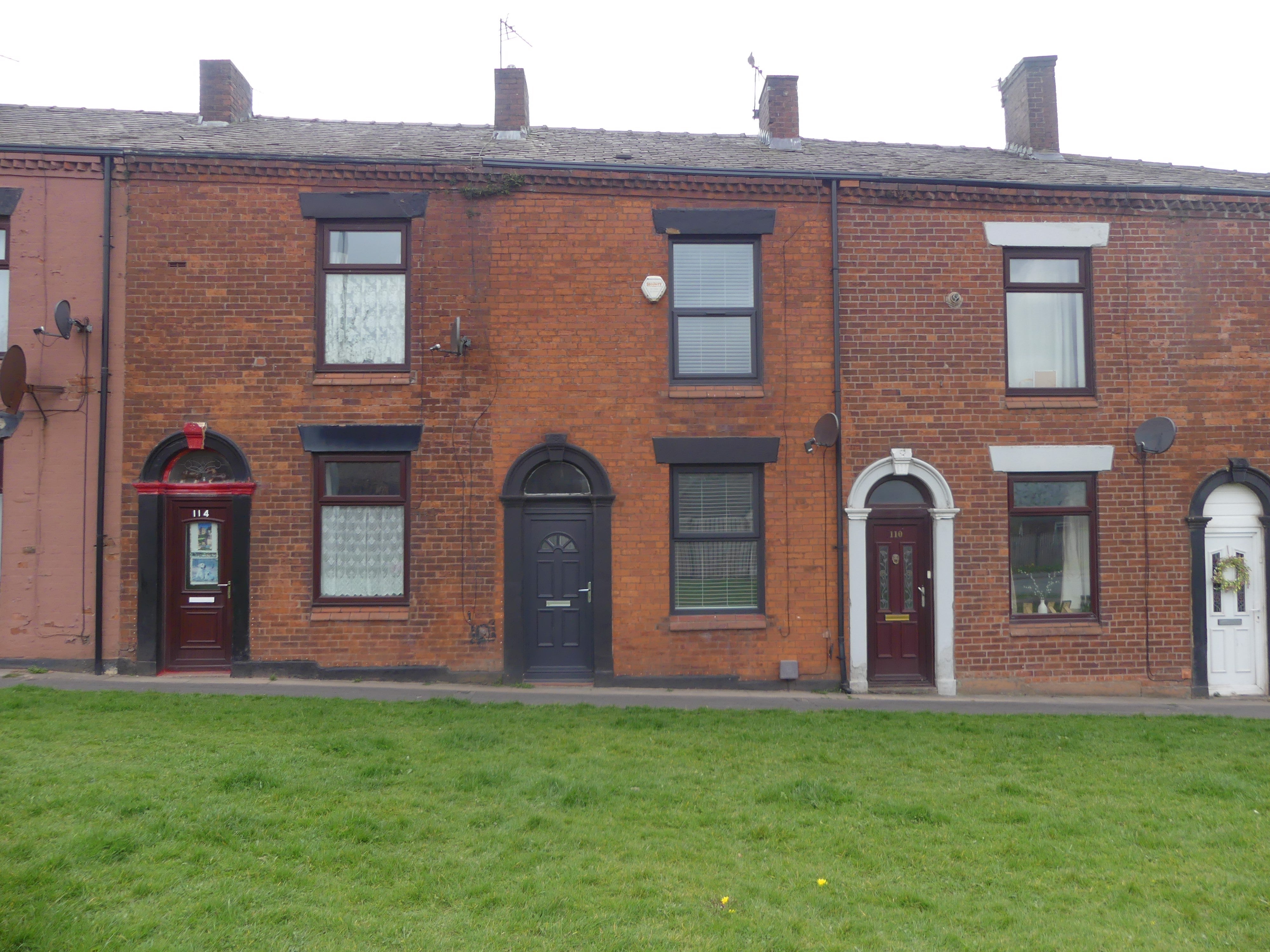 House Oldham Road in Shaw