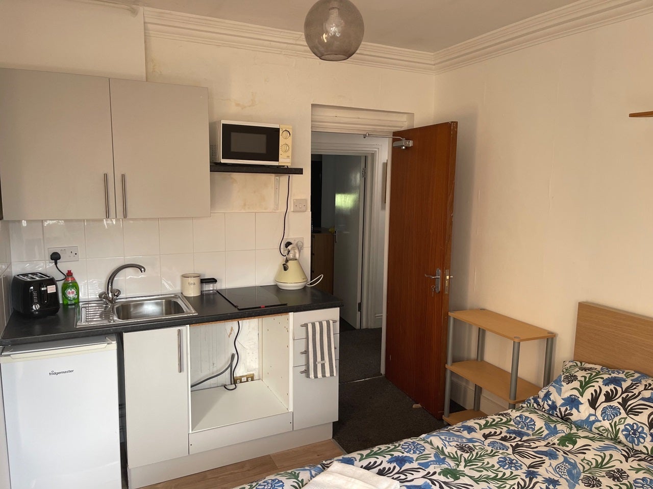 Flat Hampton Court Road in Greater London
