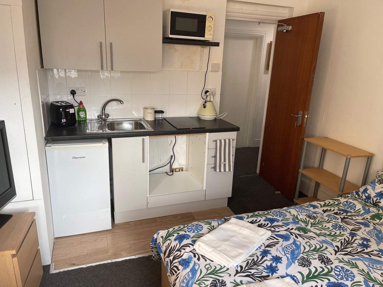 Flat Hampton Court Road in Greater London
