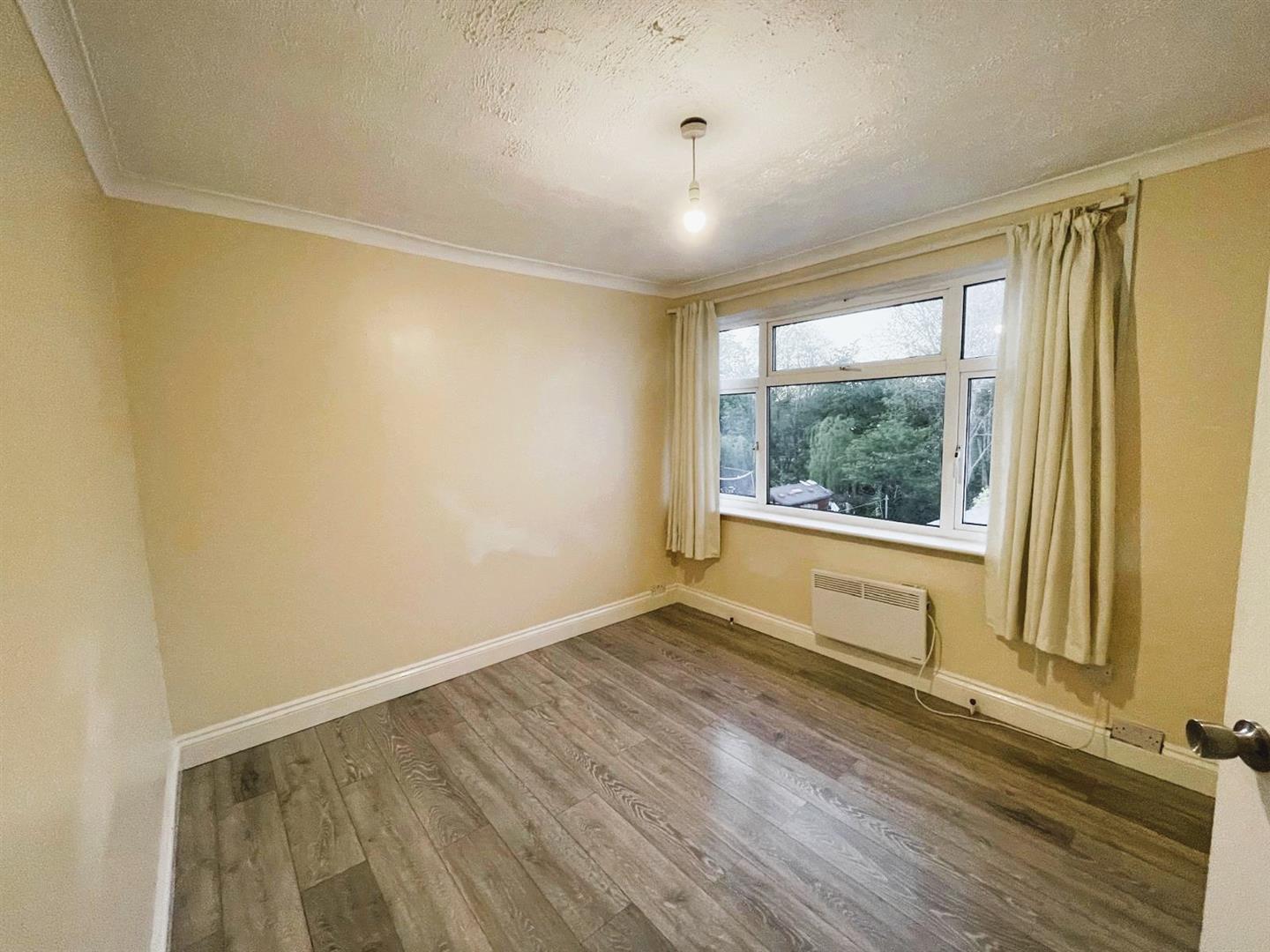 Flat Stainash Crescent in Borough of Spelthorne