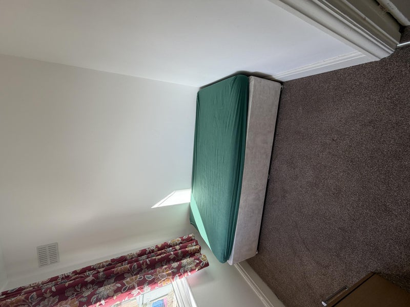 Room Lulworth Avenue in Greater London