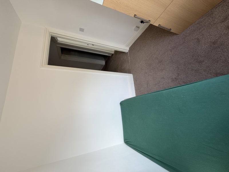 Room Lulworth Avenue in Greater London