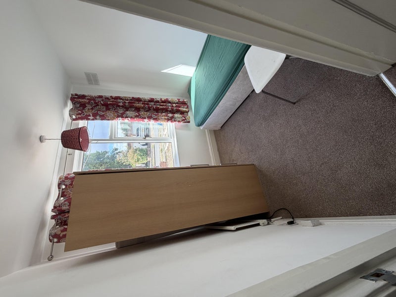 Room Lulworth Avenue in Greater London