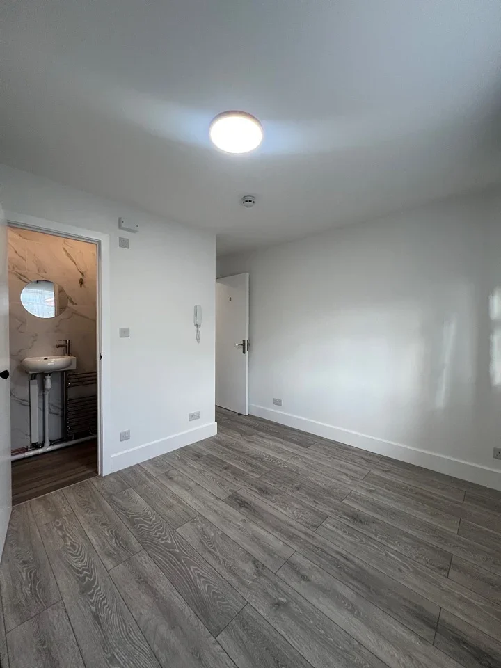 Room Mary Peters Drive in Greater London