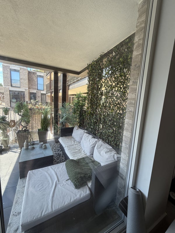 Flat Smeed Road in Greater London